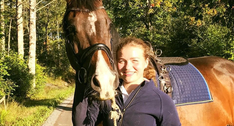 Ellinor Silvermyr och en häst. Foto.