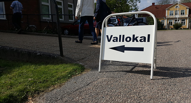 En skylt med texten Vallokal. Foto.