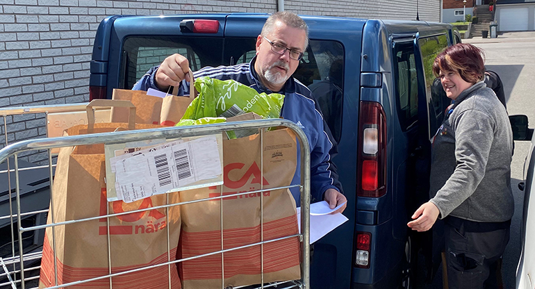 Uppjobb i samarbete med Ica Nära i Åseda levererar matkassar till äldre. Foto.