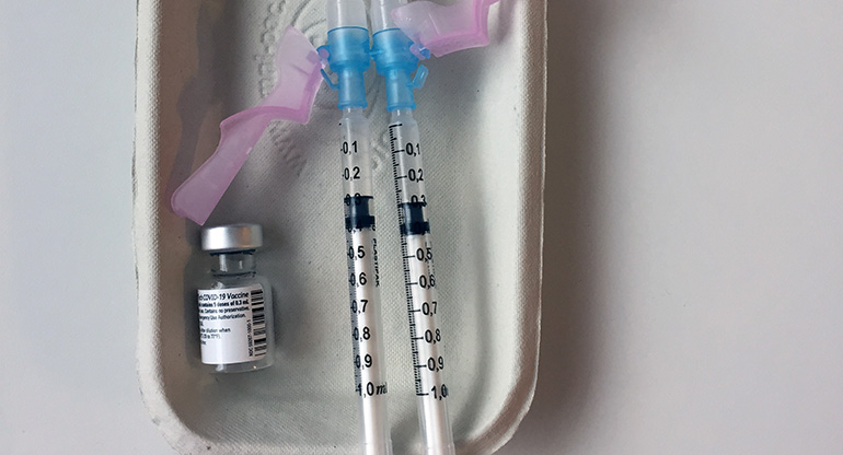 Sprutor och vaccin mot covid-19. Foto.