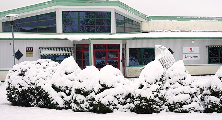 Uppvidinge lärcenter fasad vinter. Foto.