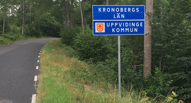 Skylt för Kronobergs län och skylt för Uppvidinge kommun. Foto.