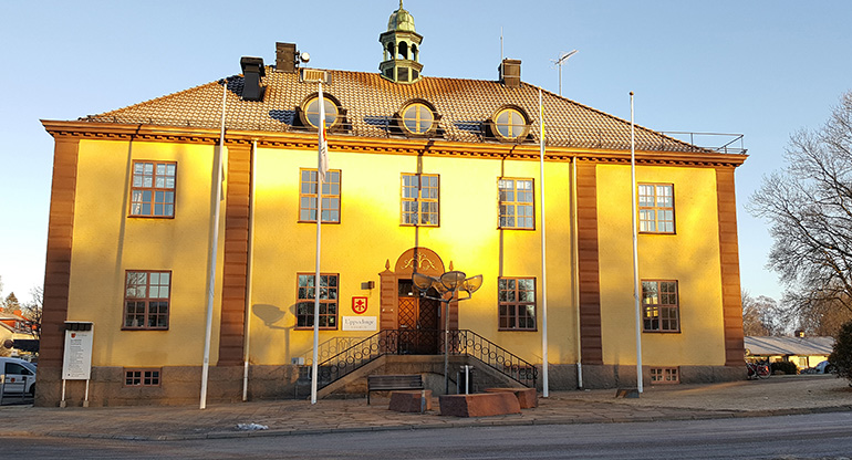 Kommunhuset i solsken. Foto.