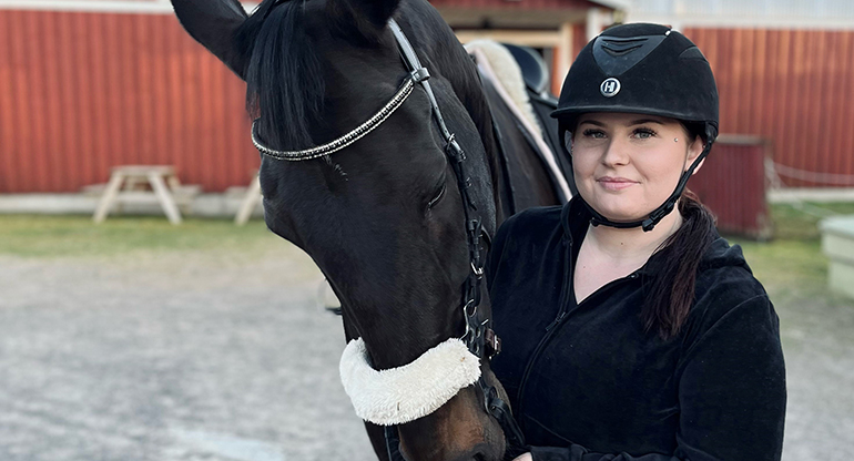 Sara Carlsson och en häst. Foto.