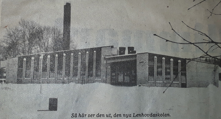Nya skolan och biblioteket i Lenhovda 1980. Tidningsurklipp.