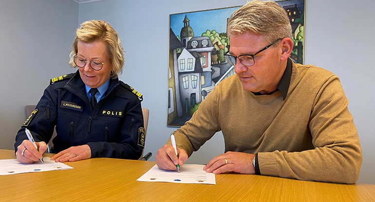 Lotta Petersson och Niklas Jonsson skriver på medborgarlöften för 2022 och 2023. Foto.