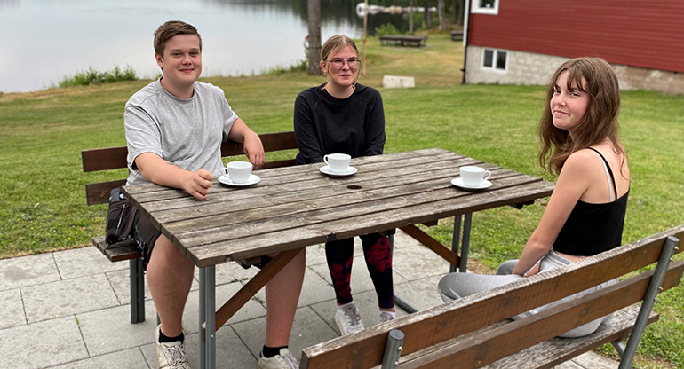 Feriepraktikanterna Elias Karlsson, Ellen Pedersen och Ebba Nilsson. Foto.