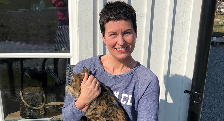 Ida Jansson håller i en katt. Foto.